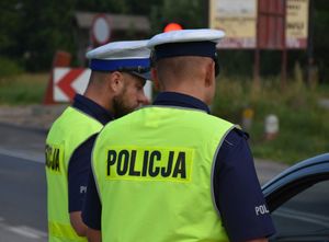 Policjanci badają stan trzeźwości kierującego
