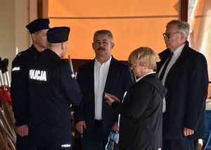 Policjanci rozmawiają z samorządowcami oraz Wojewodą Podkarpackim
