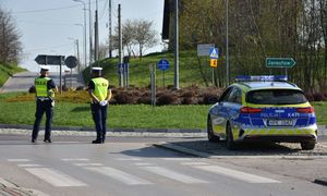 Radiowóz w okolicy ronda. Policjanci kierują ruchem