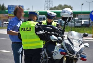 Policjanci kontrolują na drodze kierującego