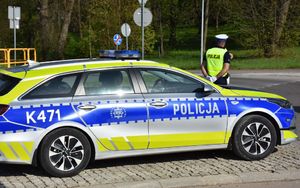 Radiowóz. W tle policjant