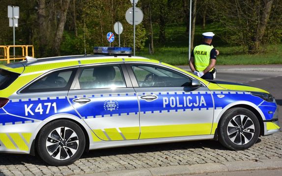 Radiowóz. W tle policjant