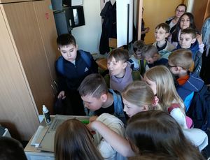 Uczniowie w pokoju technika kryminalistyki