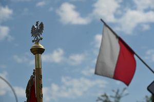 Flaga i sztandar na tle nieba