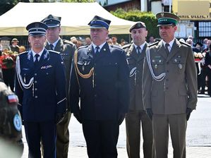 Przedstawicie służb mundurowych na uroczystych obchodach 234. rocznicy uchwalenie 3-go Maja