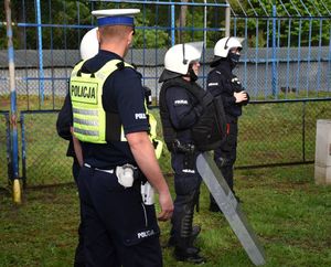 Policjanci podczas zabezpieczenia meczu