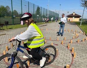 Dziecko na rowerze pokonuje tor przeszkód