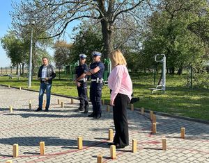 Policjanci i dziecko podczas konkursu rowerowego