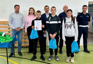 Zdjęcie grupowe laureatów konkursu z policjantami i nauczycielami