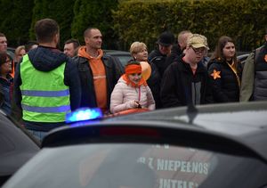 Policjanci zabezpieczają marsz godności