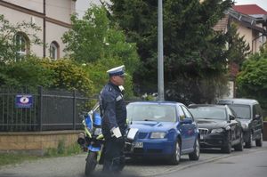 Policjant kieruje ruchem na drodze