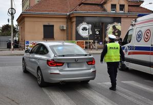 Policjant kieruje ruchem na drodze