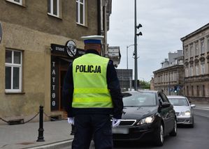 Policjant kieruje ruchem drogowym