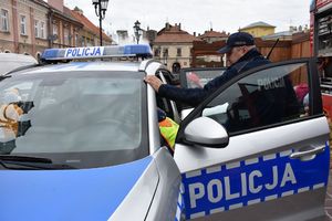 Radiowóz. Wewnątrz znajdują się dzieci