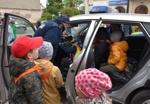 Dzieci przy policyjnym radiowozie
