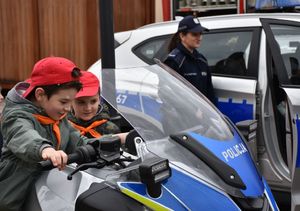 Chłopiec na policyjnym motocyklu