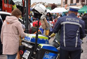 Dzieci i policjant przy policyjnym motocyklu