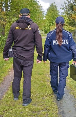Policjantka i strażnik miejski w rejonie ogródków działkowych