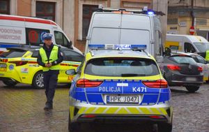 Policjant przy radiowozie
