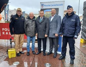 Zdjęcie grupowe policjant, strażak oraz trzech mężczyzn