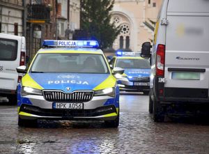 Policyjne radiowozy na drodze