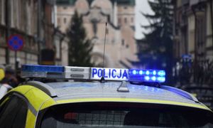 Policyjna belka z włączonymi światłami