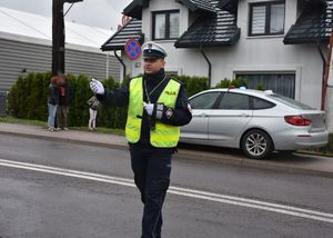 Policjant na drodze kieruje ruchem
