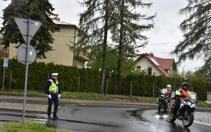 Policjant kieruje ruchem na drodze