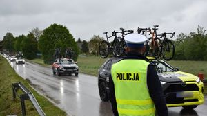 Policjant. W tle przejeżdżające samochody