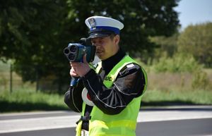 Policjant kontroluje prędkość kierowców