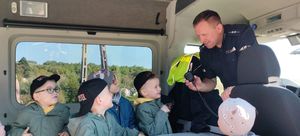 Policjant z dziećmi w radiowozie