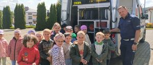 Zdjęcie grupowe dzieci przed radiowozem