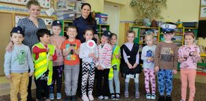Zdjęcie grupowe dzieci z policjantką