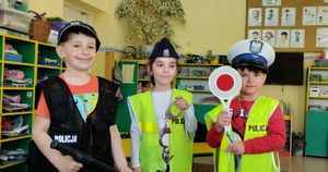 Dzieci ubrane w elementy policyjnego umundurowania