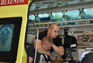 Dwóch mężczyzn w karetce podczas ćwiczeń z zakresu sammobrony