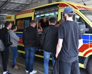 Mężczyźni przy karetce