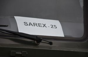 Kartka za szybą samochodu z napisem Sarex-25