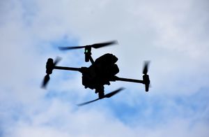 Dron na tle nieba