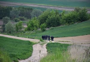 Droga polna którą idą policjanci