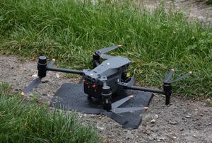 Dron na polnej drodze