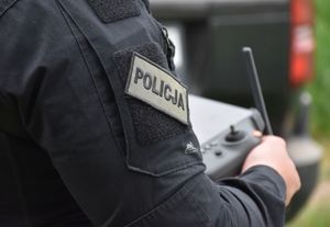 Policjant obsługuje drona