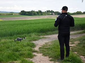 Policjant obsługuje drona