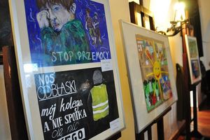 Sztalugi na których widnieją prace plastyczne o tematyce bezpiecznych wakacji