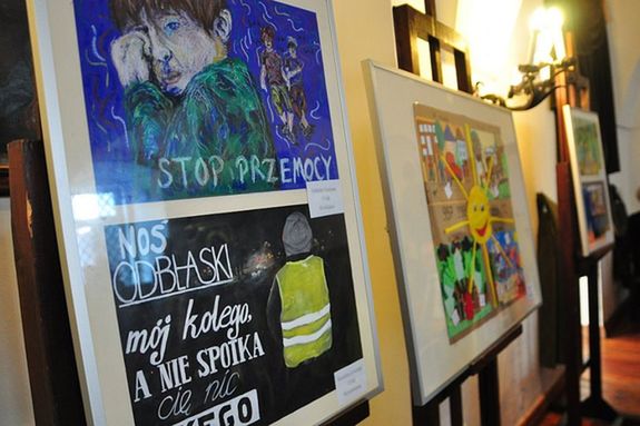 Sztalugi na których widnieją prace plastyczne o tematyce bezpiecznych wakacji