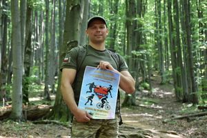 Mężczyzna z plakatem akcji Wiosna na sportowo