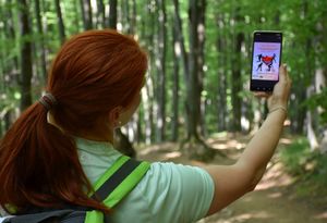 Kobieta trzyma w ręce telefon