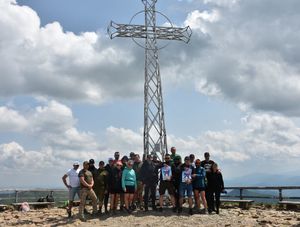 Zdjęcie grupowe na tle krzyża znajdującego się na Tarnicy