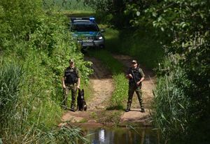Funkcjonariusze Straży Granicznej z psem służbowym