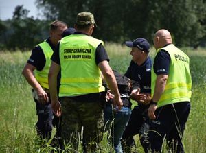 Policjanci i funkcjonariusze Straży Granicznej w czasie zatrzymania pozoranta