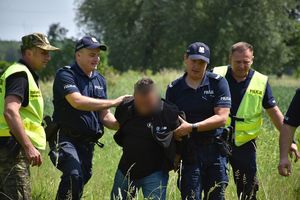 Policjanci i funkcjonariusze Straży Granicznej w czasie zatrzymania pozoranta